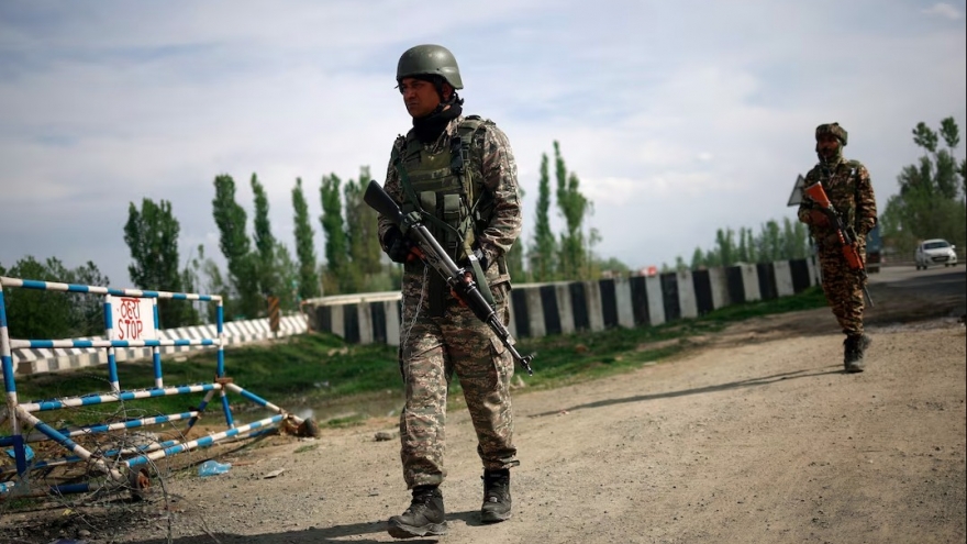 Quân đội Ấn Độ nổ súng ngăn chặn nhiều UAV dọc biên giới với Pakistan